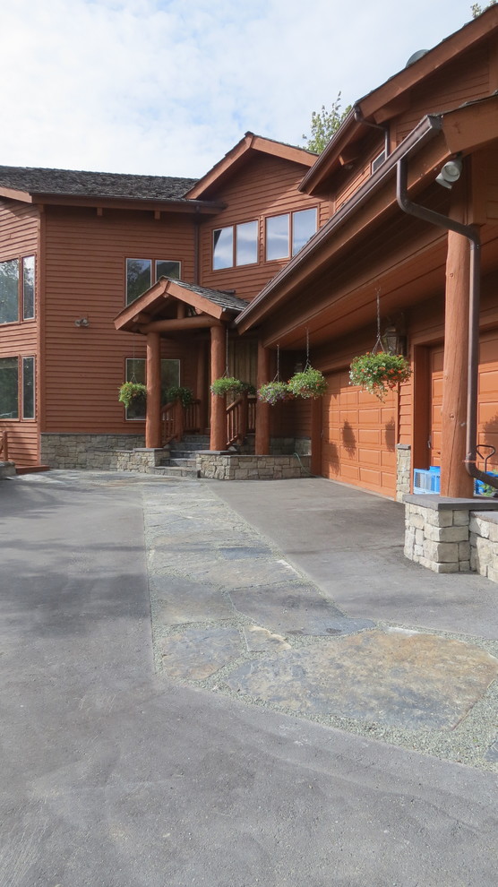 Photo of a large rustic full sun driveway.