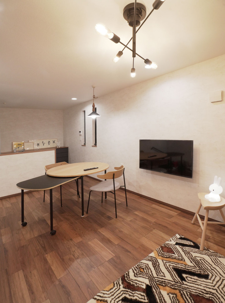 東京23区にある低価格の小さなコンテンポラリースタイルのおしゃれなLDK (ベージュの壁、無垢フローリング、暖炉なし、茶色い床) の写真