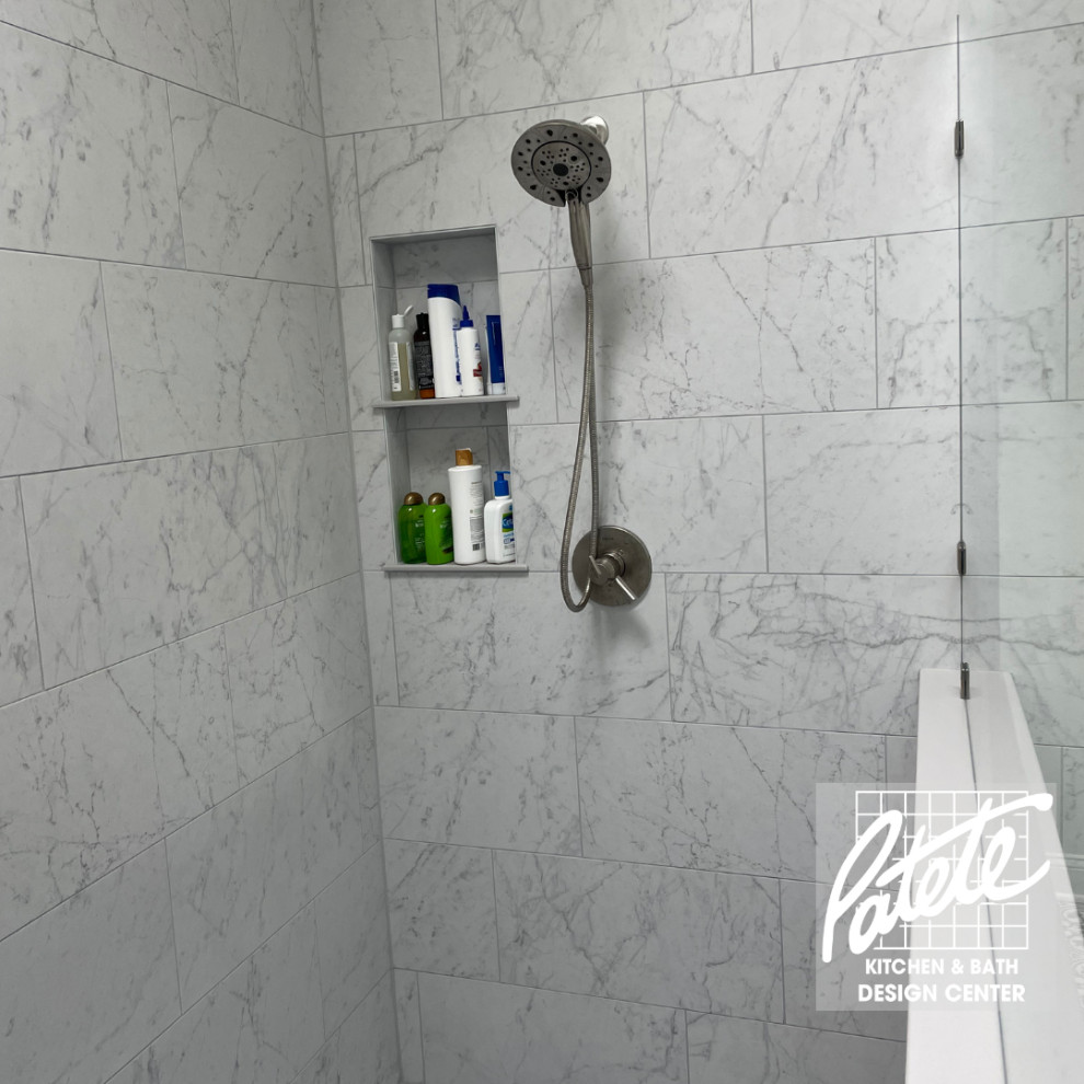 Ispirazione per una stanza da bagno scandinava con doccia a filo pavimento, piastrelle grigie, piastrelle di marmo e doccia aperta