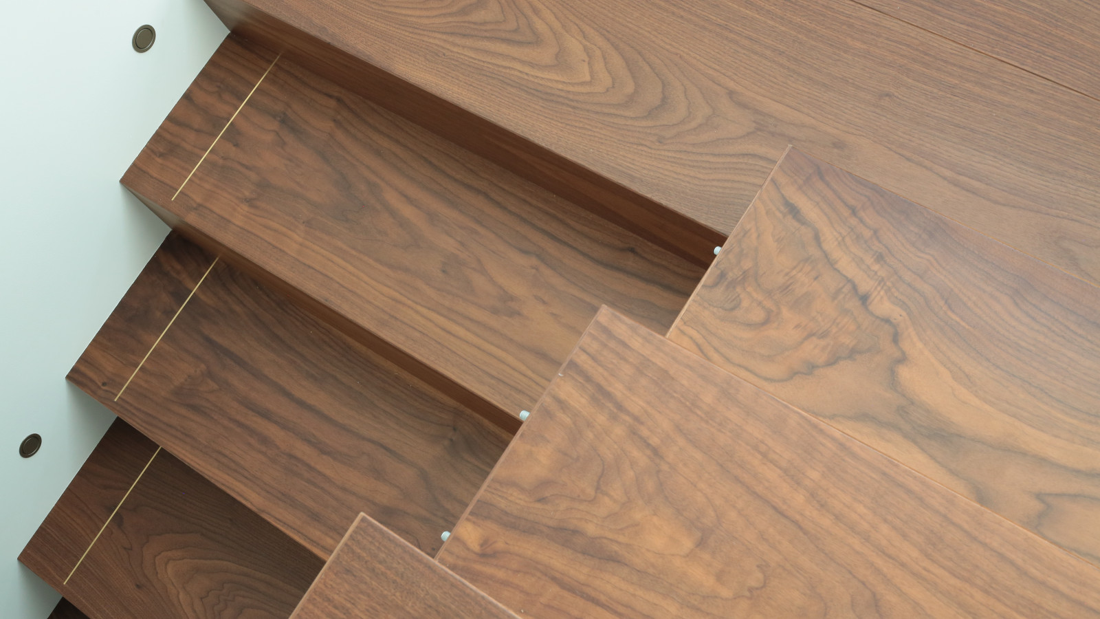 Лестница из американского ореха