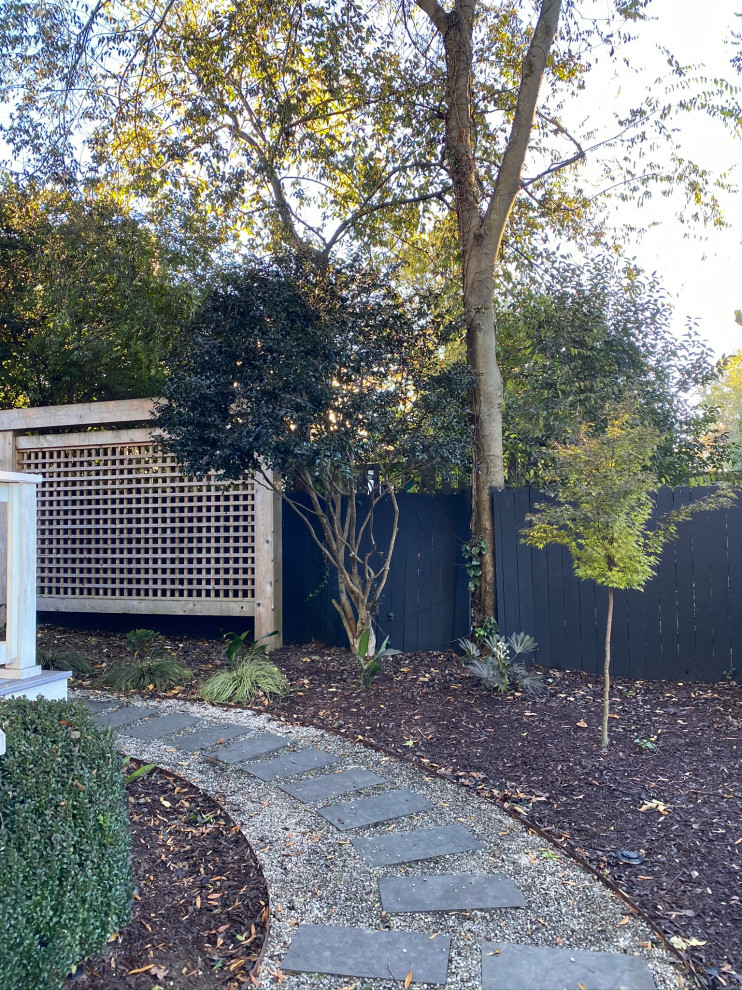 Свежая идея для дизайна: летний регулярный сад среднего размера на заднем дворе в стиле ретро с местом для костра, полуденной тенью, покрытием из каменной брусчатки и с деревянным забором - отличное фото интерьера