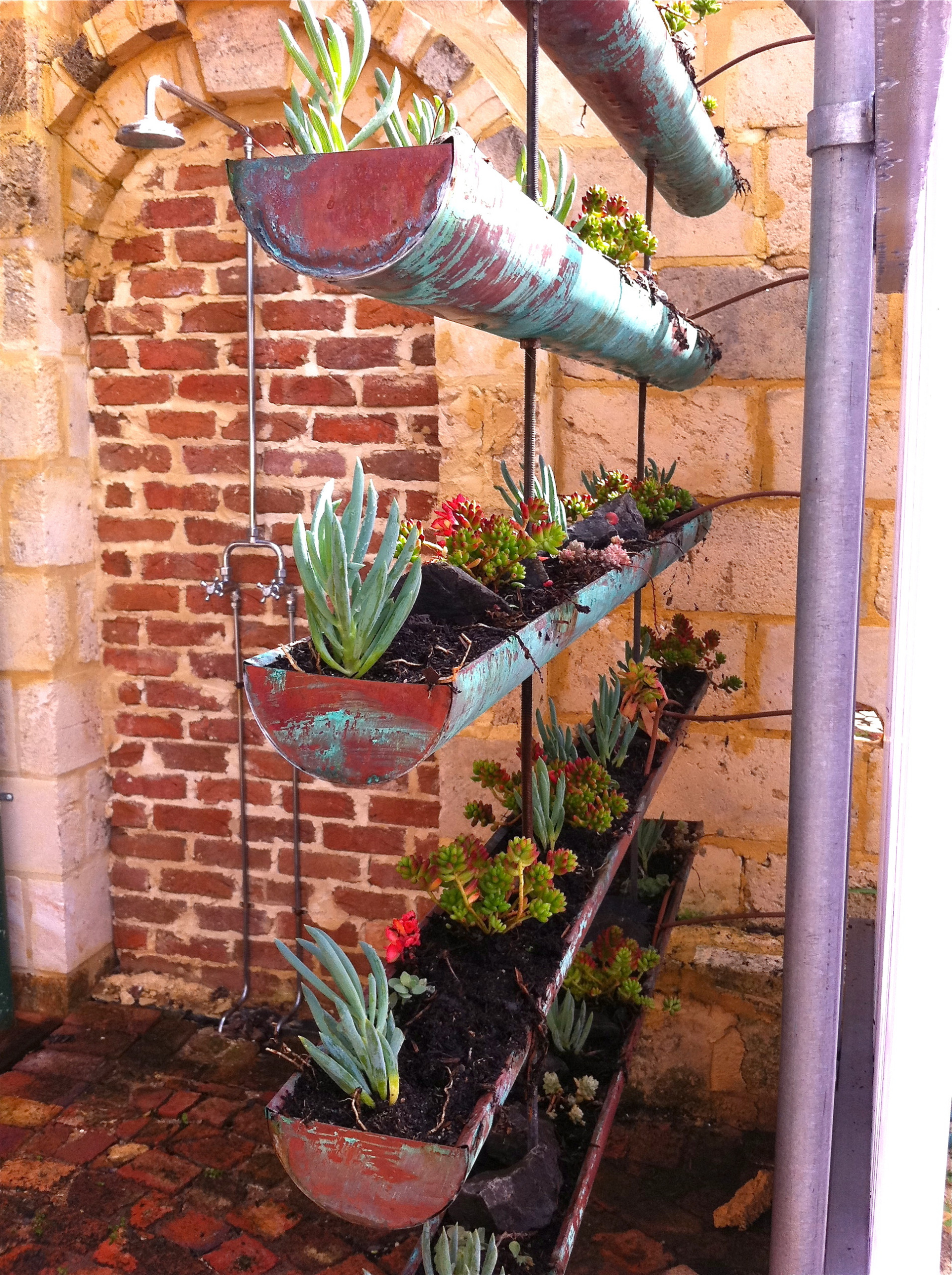 Gartendeko selber machen – 21 Upcycling-Ideen, die Geld sparen