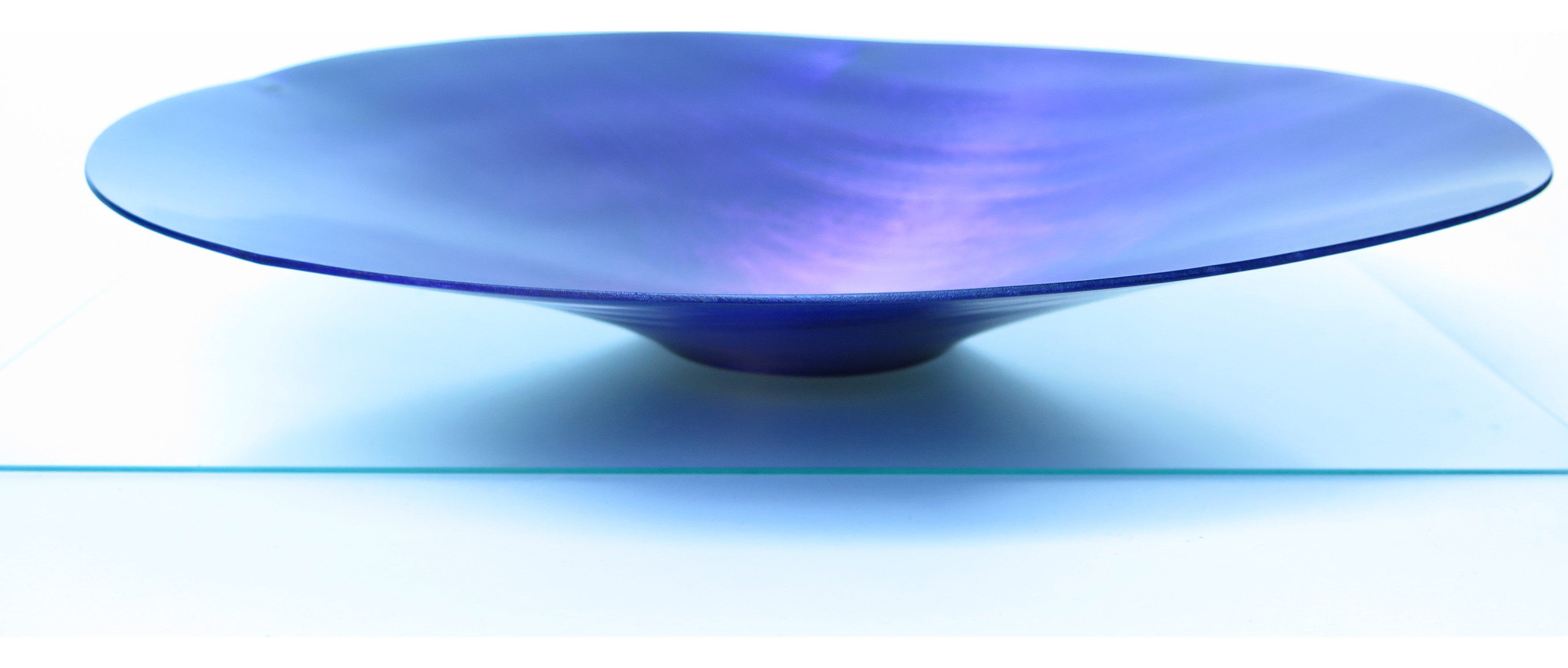 Schale blau innen Hochglanzlack, aussen matt, ø31 cm, h 4 cm,    Preis: 460€