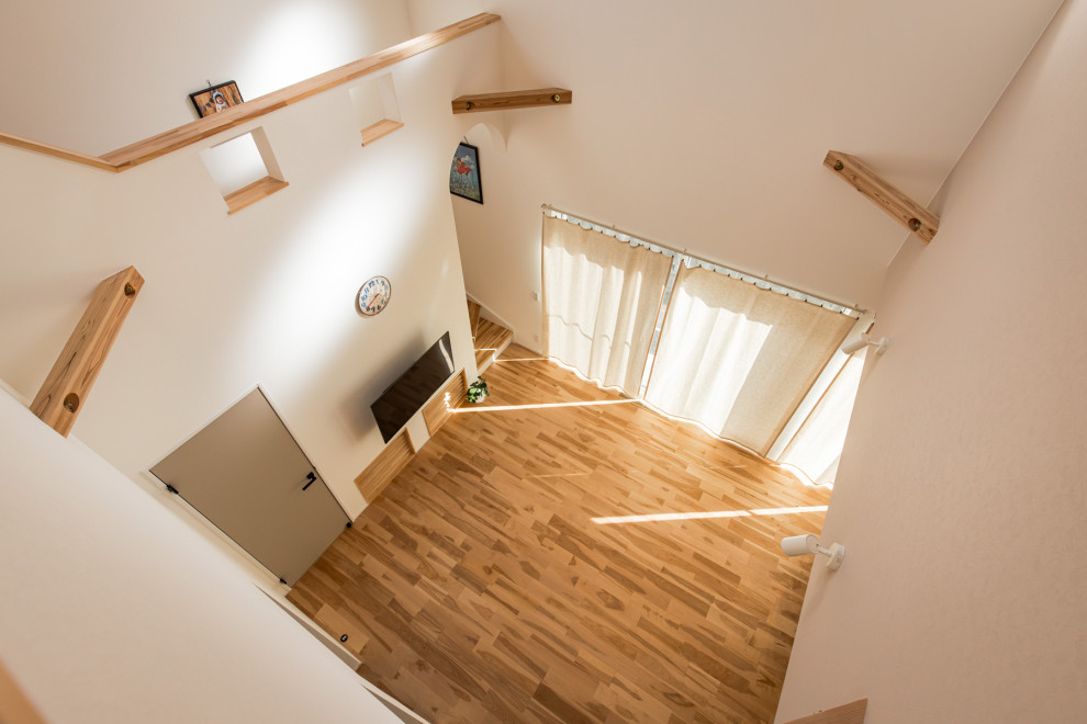 Offenes Mediterranes Esszimmer mit weißer Wandfarbe, braunem Holzboden, beigem Boden, Tapetendecke und Tapetenwänden in Sonstige