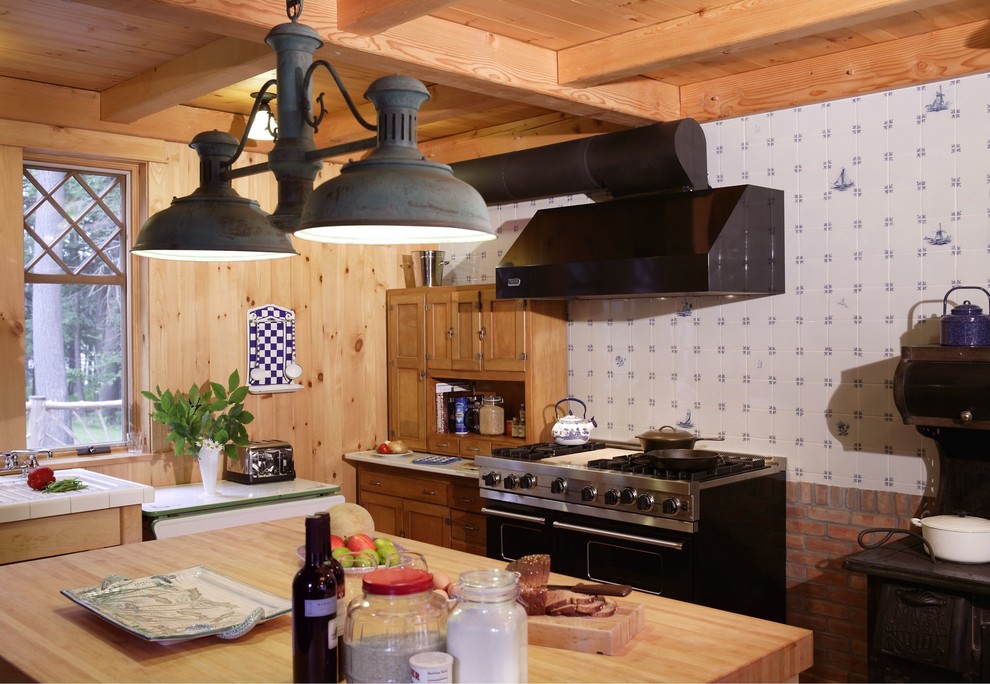 Inspiration for a country kitchen in Burlington.