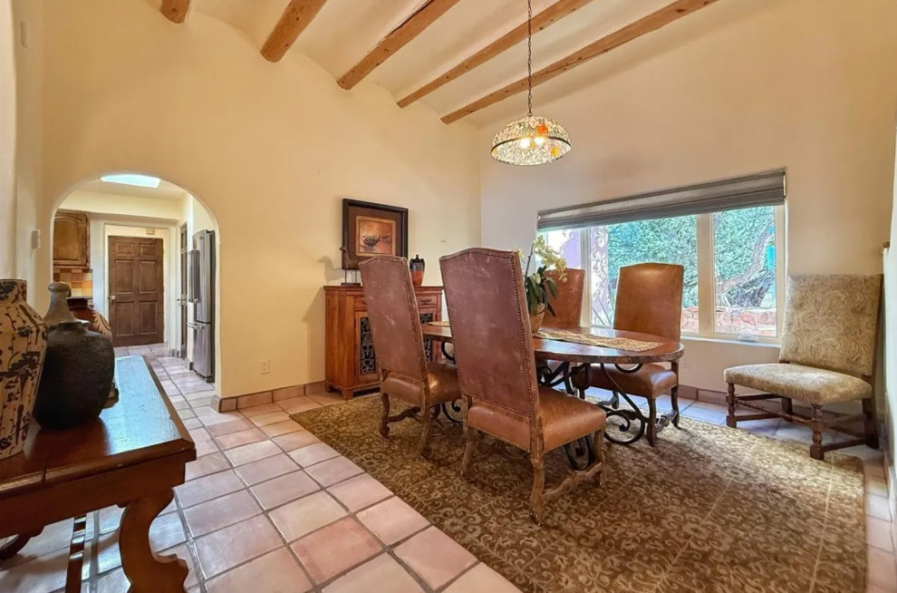 Dining room - dining room idea in Albuquerque
