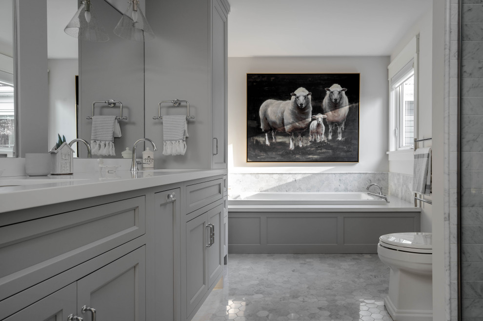 Пример оригинального дизайна: большая главная ванная комната в стиле неоклассика (современная классика) с фасадами островного типа, серыми фасадами, накладной ванной, душем без бортиков, раздельным унитазом, серой плиткой, мраморной плиткой, белыми стенами, мраморным полом, врезной раковиной, столешницей из кварцита, серым полом, открытым душем, белой столешницей, тумбой под две раковины и напольной тумбой