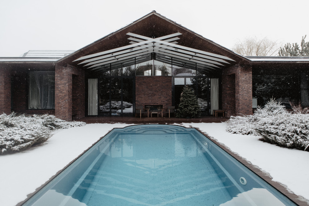 Réalisation d'une grande piscine design.