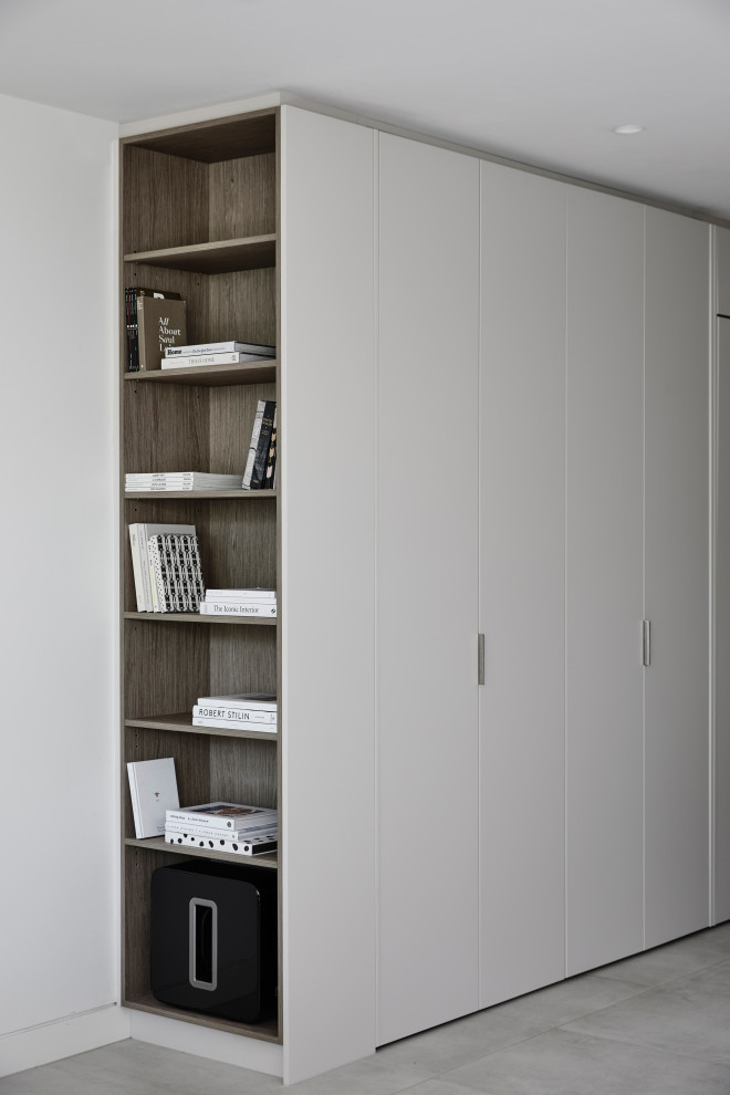Inspiration for a contemporary kitchen pantry in Melbourne.