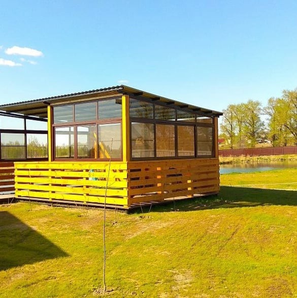 Деревянная беседка с панорамным остеклением