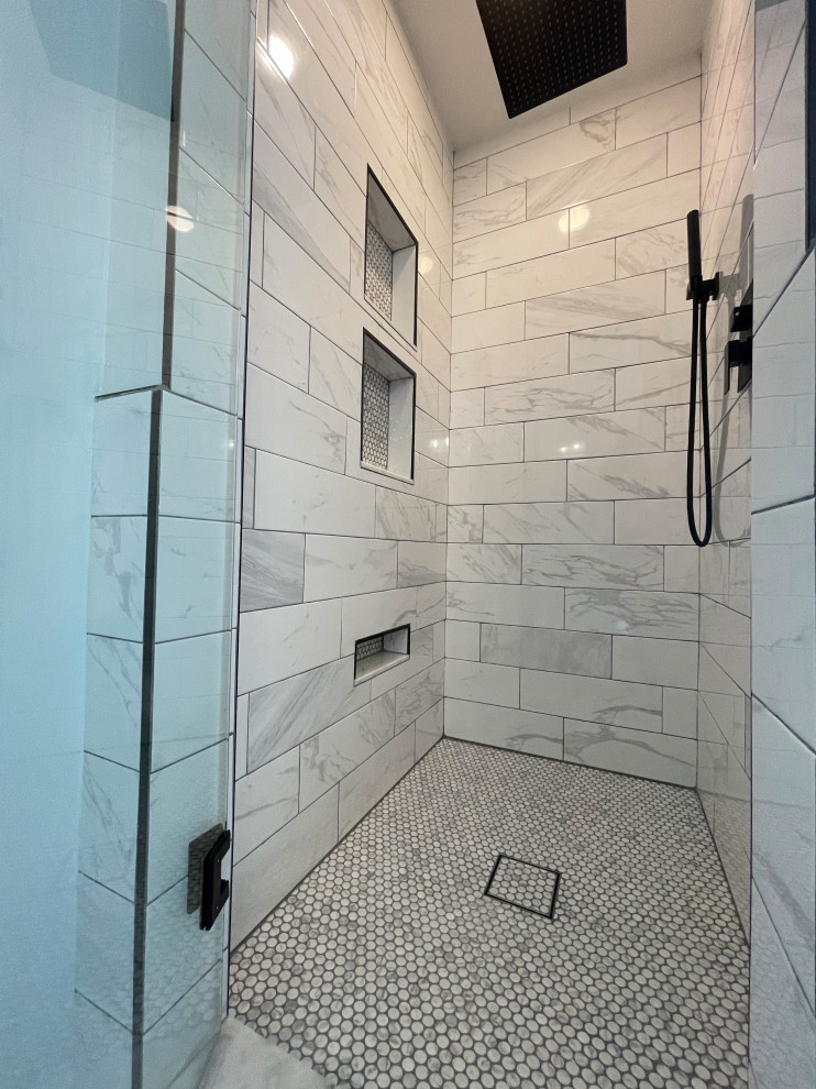 Exempel på ett mellanstort lantligt vit vitt en-suite badrum, med skåp i shakerstil, vita skåp, ett fristående badkar, en hörndusch, en toalettstol med separat cisternkåpa, vit kakel, keramikplattor, vita väggar, ett undermonterad handfat, bänkskiva i kvarts och dusch med gångjärnsdörr