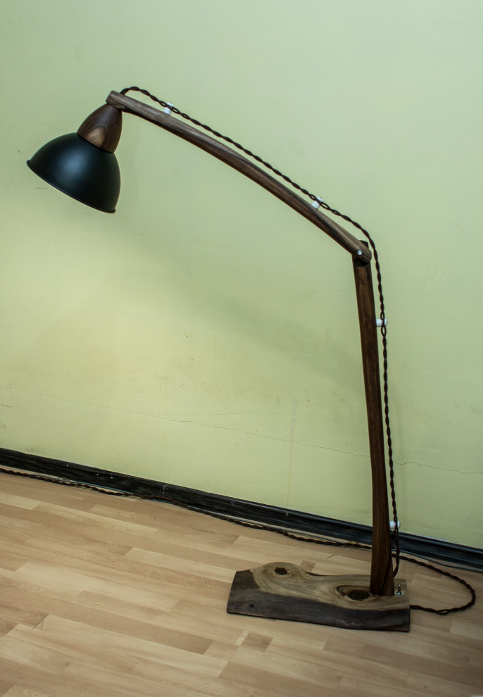 Напольная лампа из ореха.