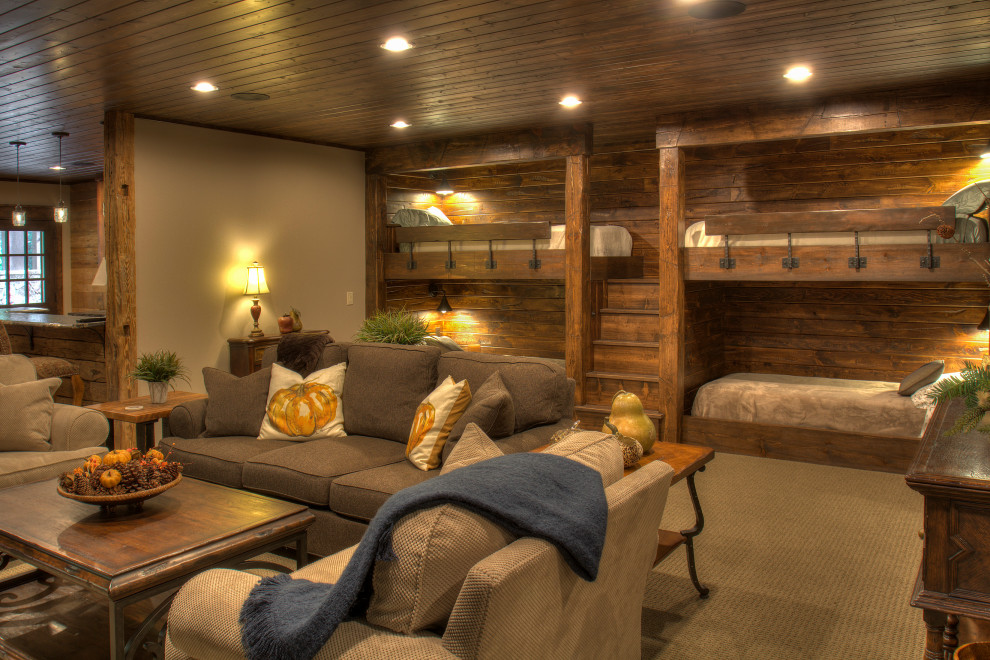 Foto di un soggiorno stile rurale di medie dimensioni con pareti marroni, moquette, pavimento beige, soffitto in legno e boiserie