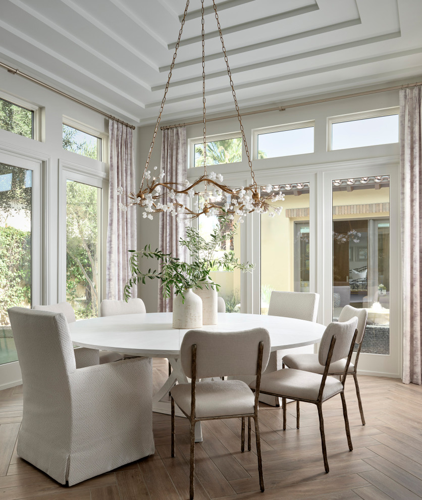 Aménagement d'une salle à manger méditerranéenne de taille moyenne avec un mur blanc, parquet clair, un sol marron et un plafond voûté.