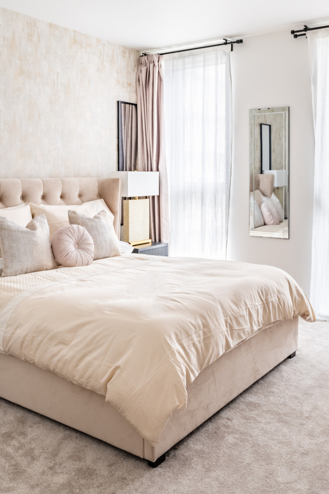 Ejemplo de dormitorio principal actual de tamaño medio con paredes beige, moqueta, suelo gris y papel pintado