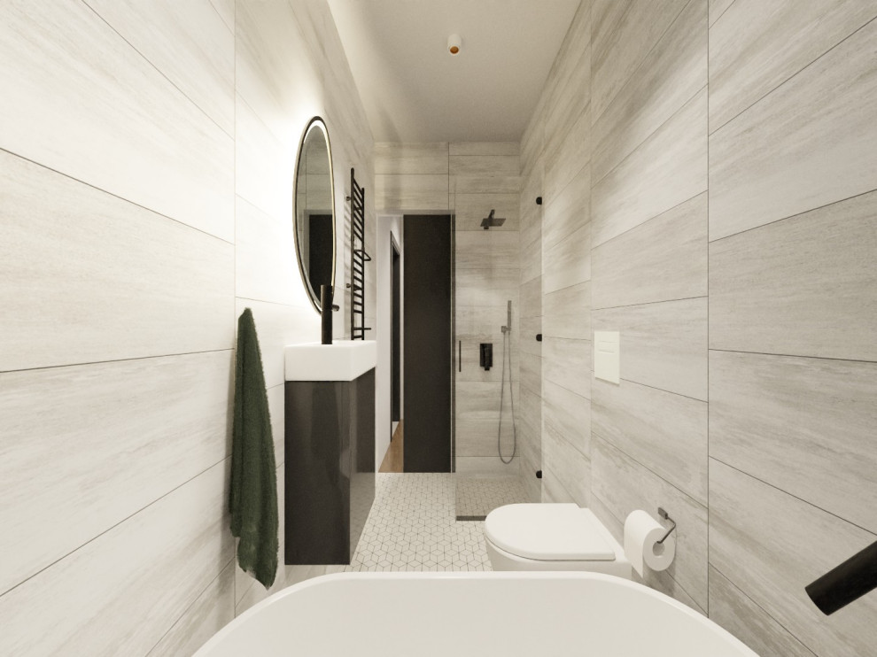 Badezimmer En Suite With Lamellenschränken, freistehender Badewanne, bodengleicher Dusche, beigen Fliesen, Travertinfliesen, Laminat-Waschtisch, Falttür-Duschabtrennung, schwarzer Waschtischplatte, Einzelwaschbecken and eingebautem Waschtisch in Chicago