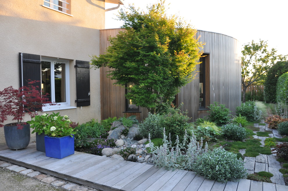 Inspiration for a mid-sized front yard garden in Bordeaux with decking.