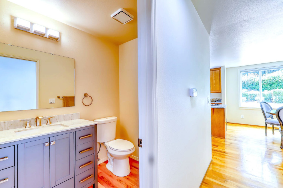Example of a transitional home design design in Seattle