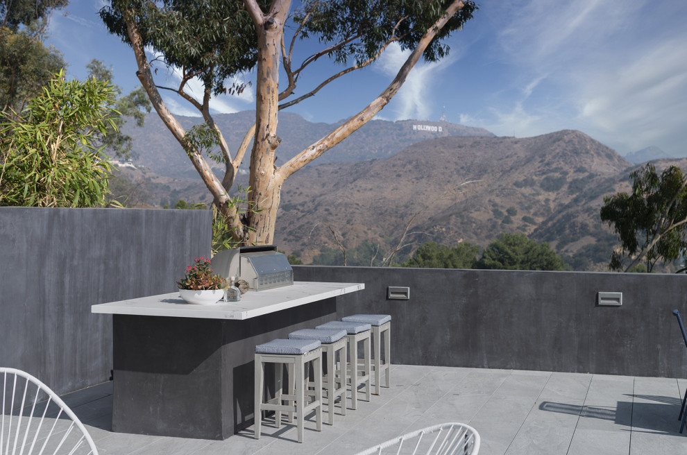Idées déco pour une très grande terrasse latérale moderne avec une cuisine d'été, du carrelage et aucune couverture.