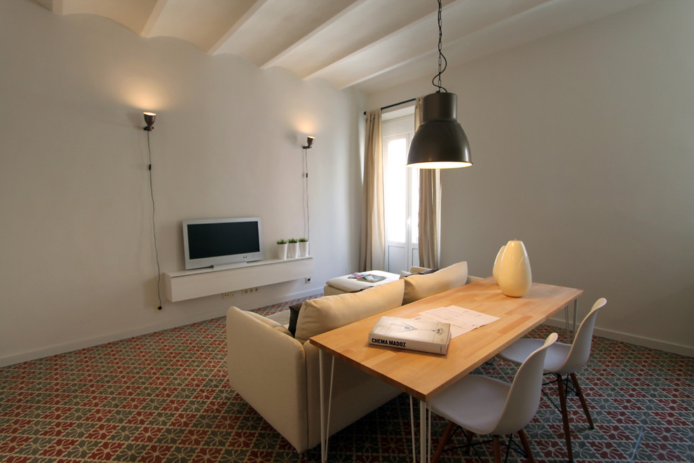 Diseño de comedor de cocina nórdico de tamaño medio sin chimenea con paredes blancas y suelo de baldosas de cerámica