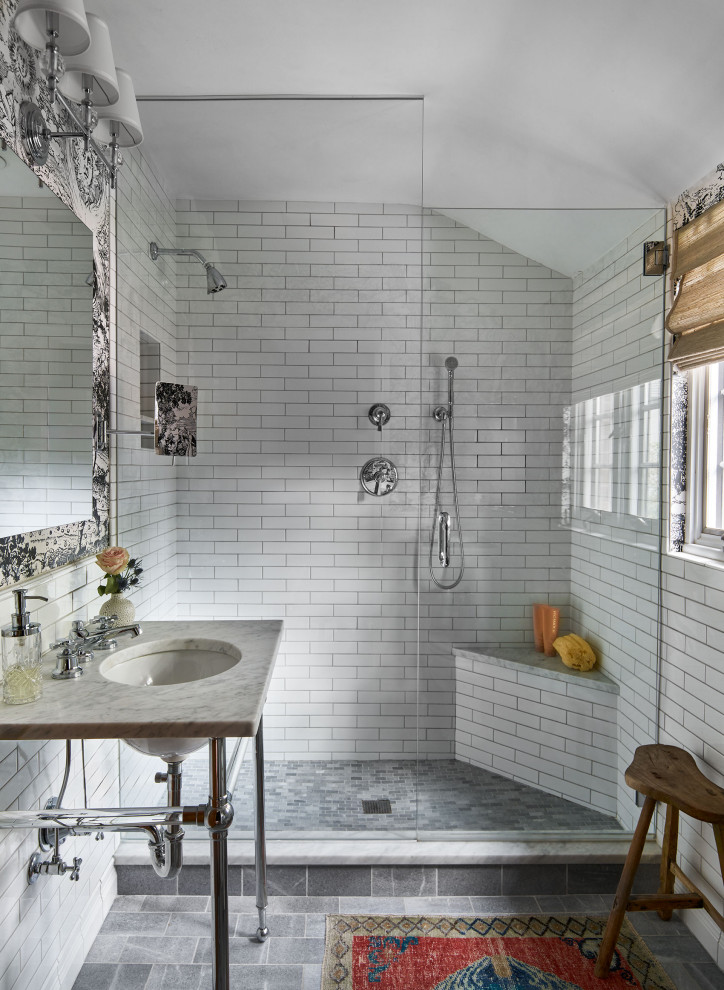 Cette image montre une douche en alcôve traditionnelle avec un carrelage blanc, un carrelage métro, un mur blanc, un lavabo encastré, un sol gris, une cabine de douche à porte battante, un plan de toilette blanc et meuble simple vasque.