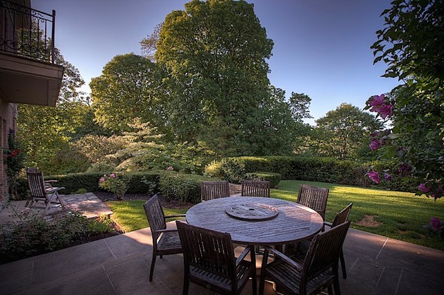 Elegance american-traditional-patio
