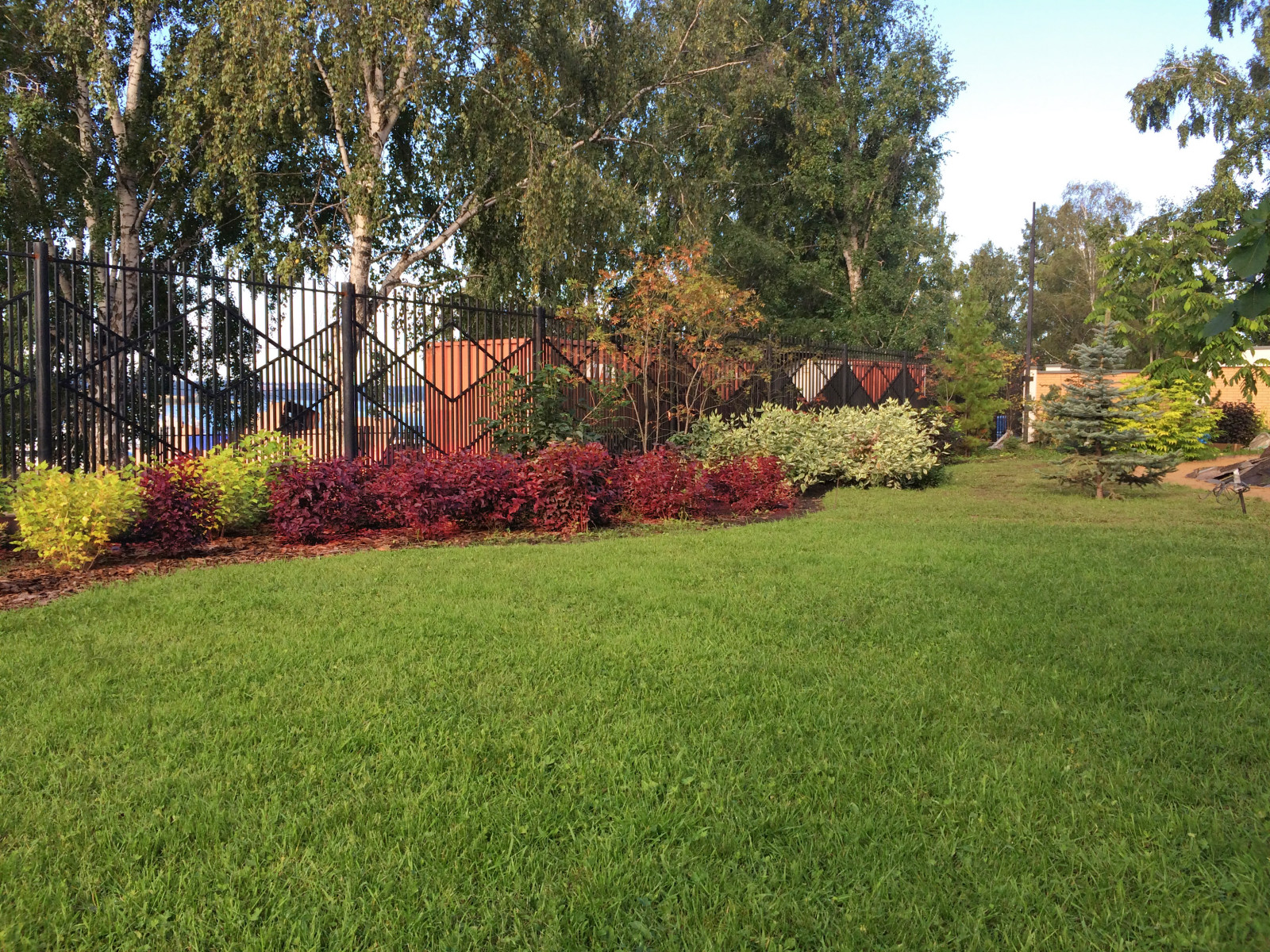 Сад с водоемом