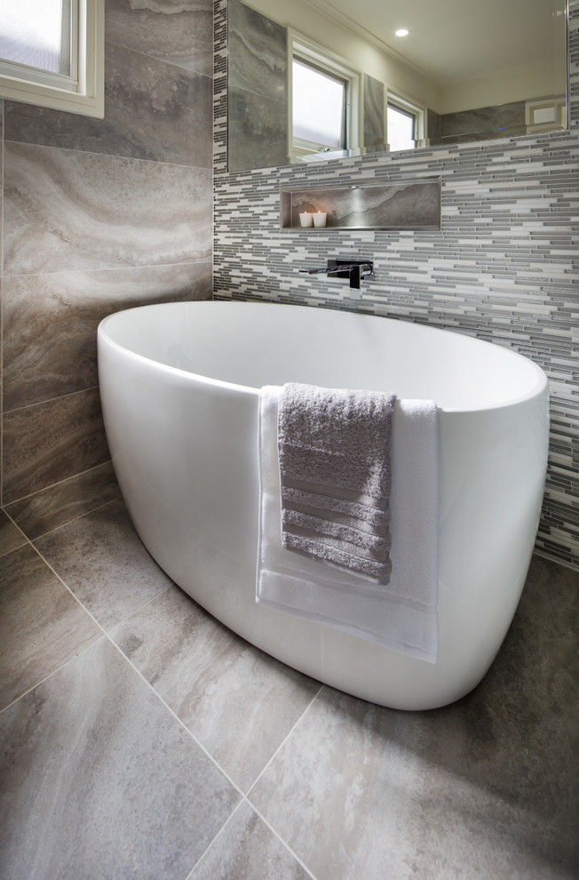 Inspiration for a mid-sized contemporary 3/4 bathroom in Melbourne with gray tile, porcelain tile and granite benchtops.