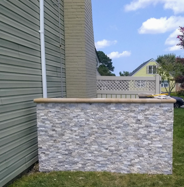 Stone & Block Accent Walls to Hide Pool Equipment & HVAC Façade Autres périmètres par Boyd