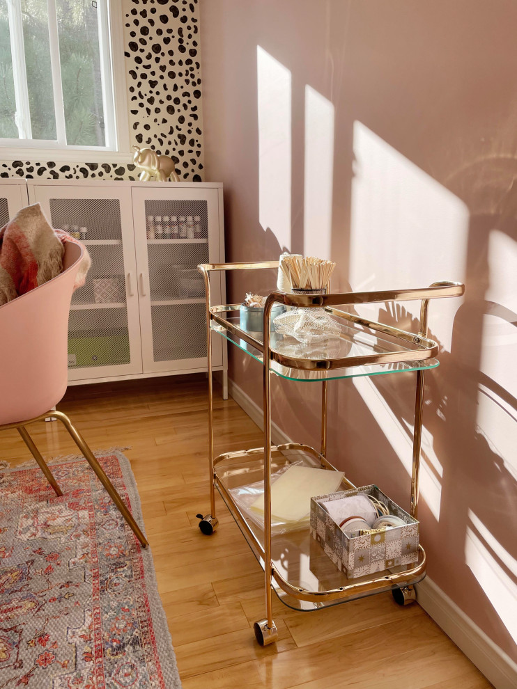 Idee per una piccola stanza da lavoro eclettica con pareti rosa e pavimento in legno massello medio