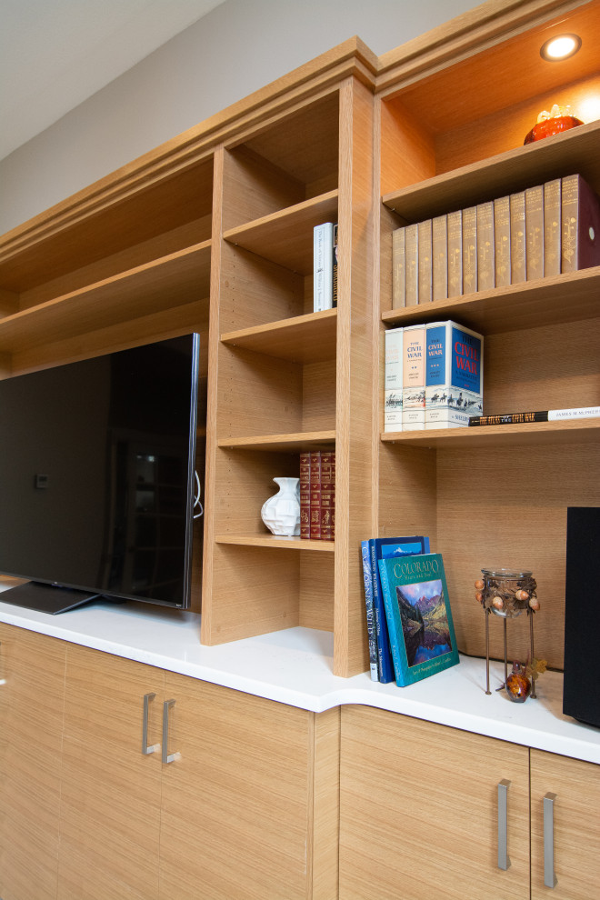 Стильный дизайн: гостиная комната среднего размера в современном стиле с с книжными шкафами и полками, серыми стенами, ковровым покрытием, мультимедийным центром и серым полом - последний тренд