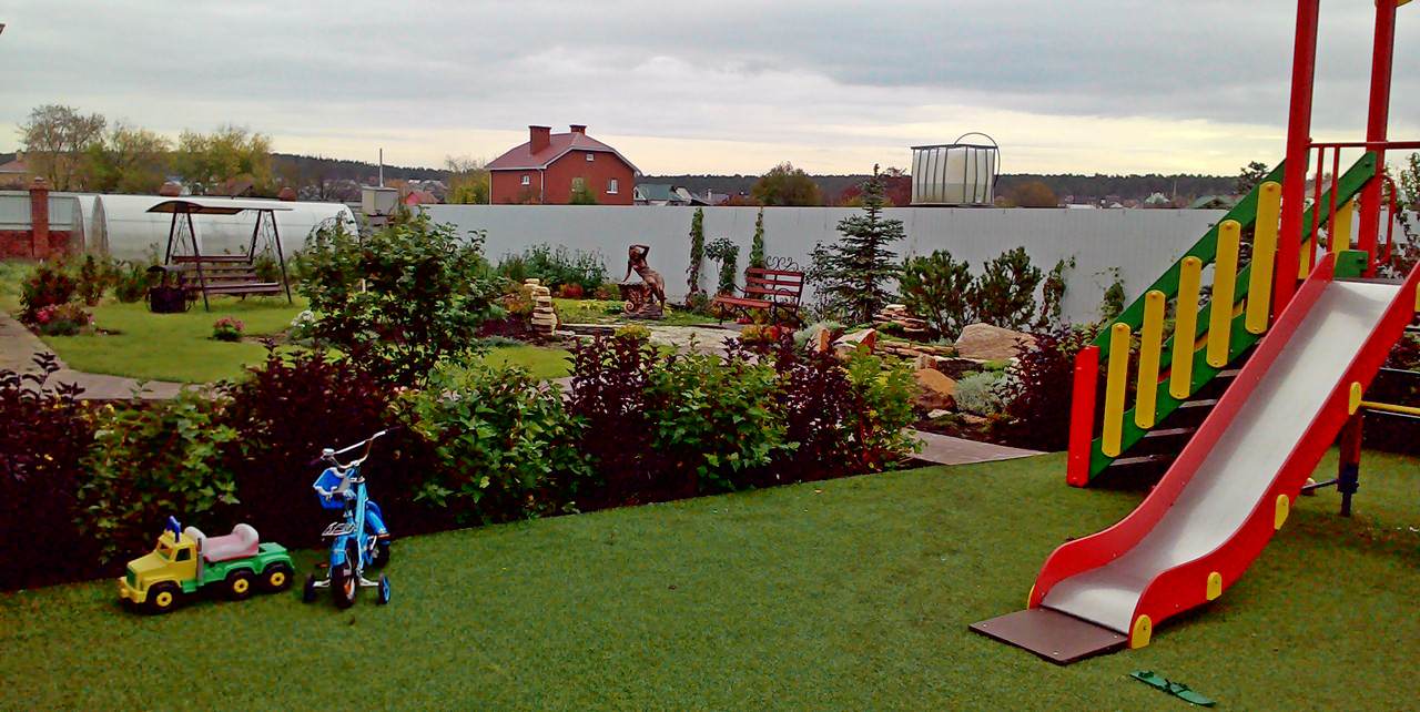 Ландшафтный дизайн двора коттеджа Горный Щит