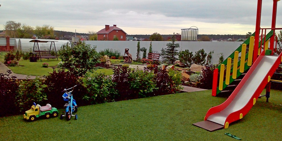 Ландшафтный дизайн двора коттеджа Горный Щит