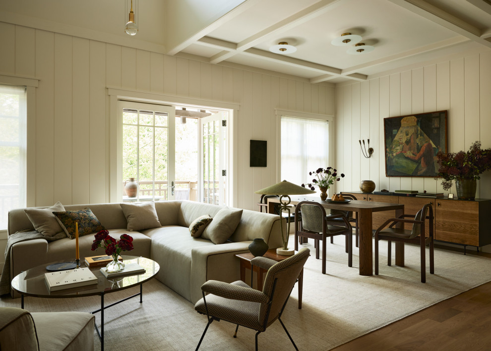Exemple d'un petit salon ouvert avec un mur blanc, parquet clair, une cheminée standard, un manteau de cheminée en pierre, un téléviseur d'angle, un sol marron, un plafond à caissons et du lambris de bois.