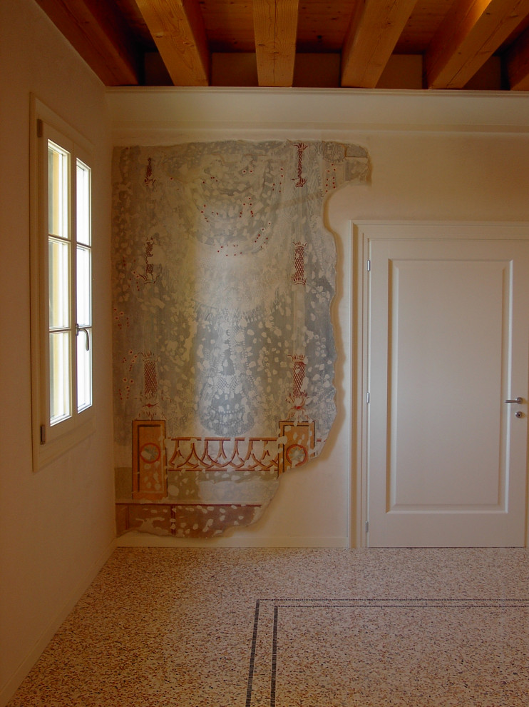 Modelo de sala de estar tipo loft tradicional grande con paredes blancas, suelo de mármol, suelo beige, vigas vistas y boiserie