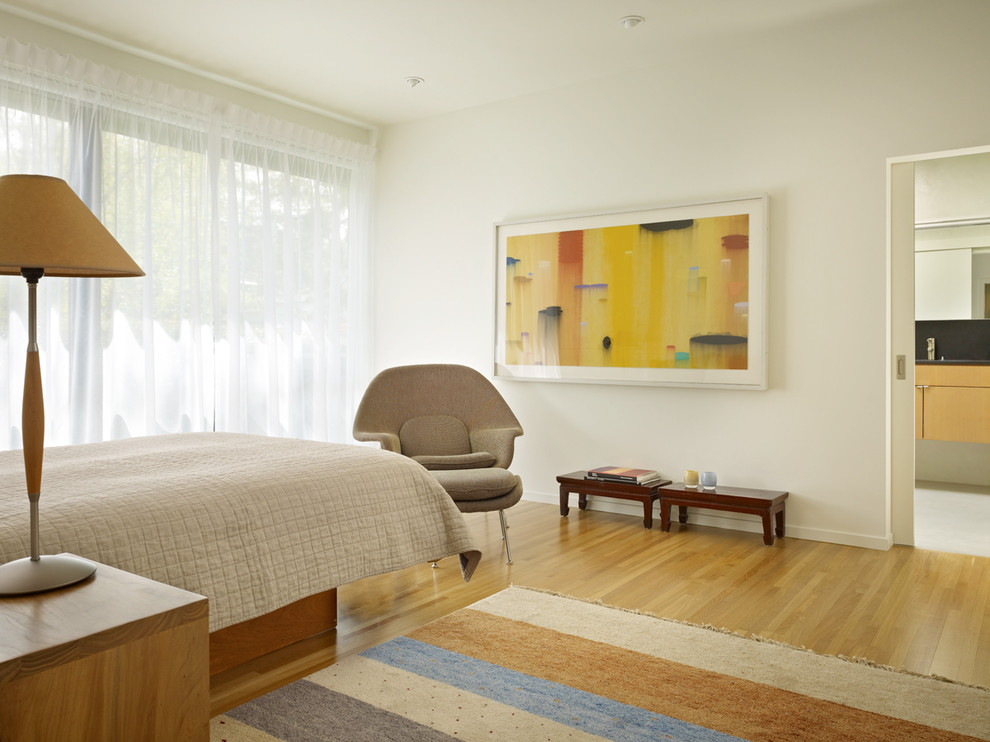 Photo of a midcentury bedroom in Seattle with white walls.