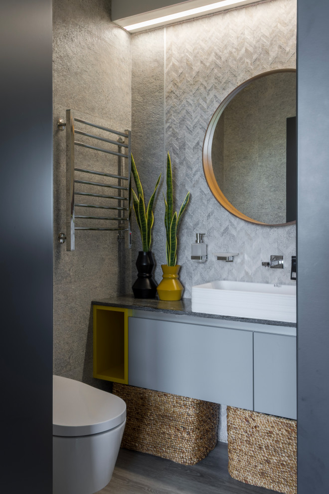 Душевая комната при Мастер-спальне с включенной подсветкой