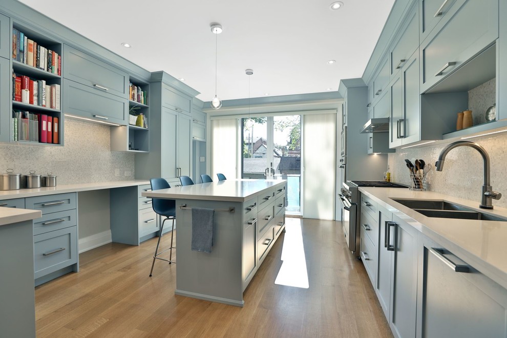 Transitional kitchen photo in Toronto