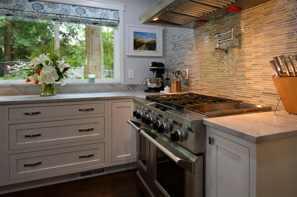 Kitchen - transitional kitchen idea in Seattle