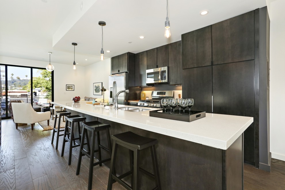 Photo of a contemporary kitchen in Los Angeles.