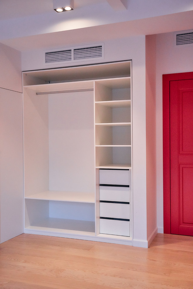 Design ideas for a mid-sized scandinavian storage and wardrobe in Moscow.