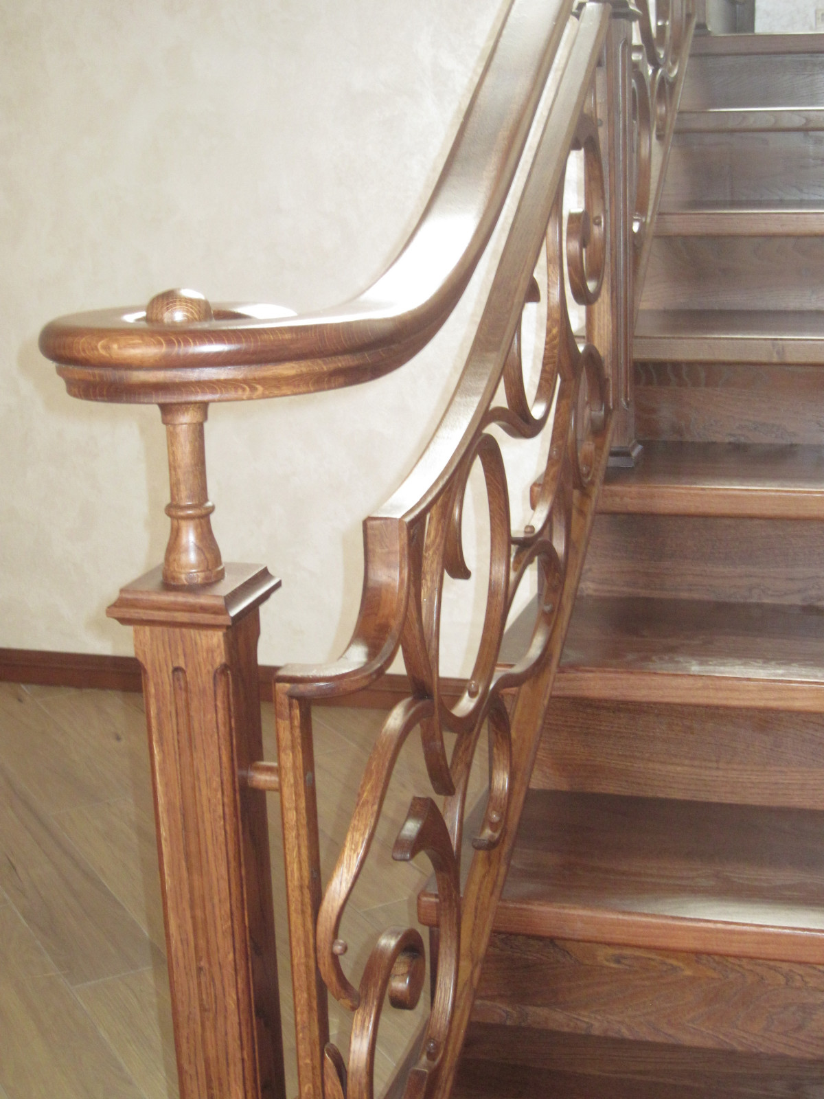 деревянная лестница на бетоне.