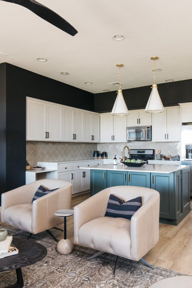 Transitional home design photo in Phoenix
