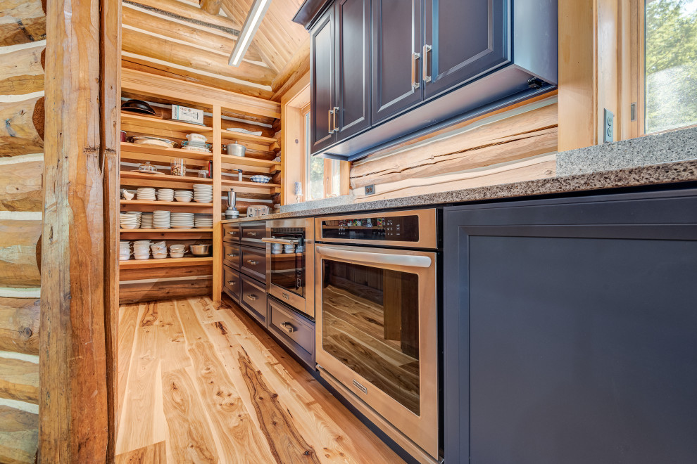 Esempio di una cucina stile rurale con lavello stile country, ante in stile shaker, ante blu, top in quarzite, paraspruzzi in legno e top grigio
