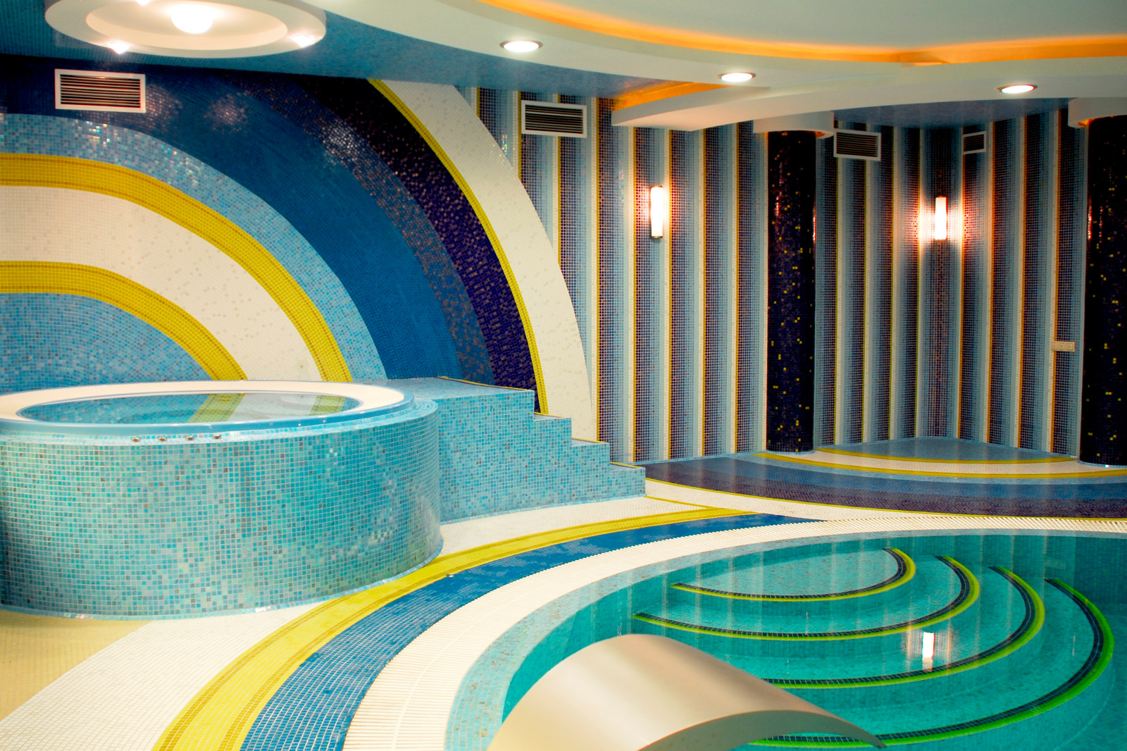 Бассейн в гостиничном комплексе