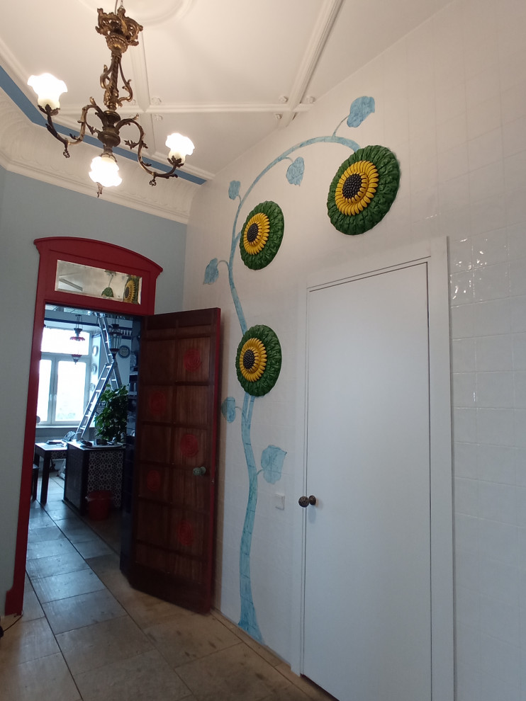 Рельефно-живописное панно в холле квартиры