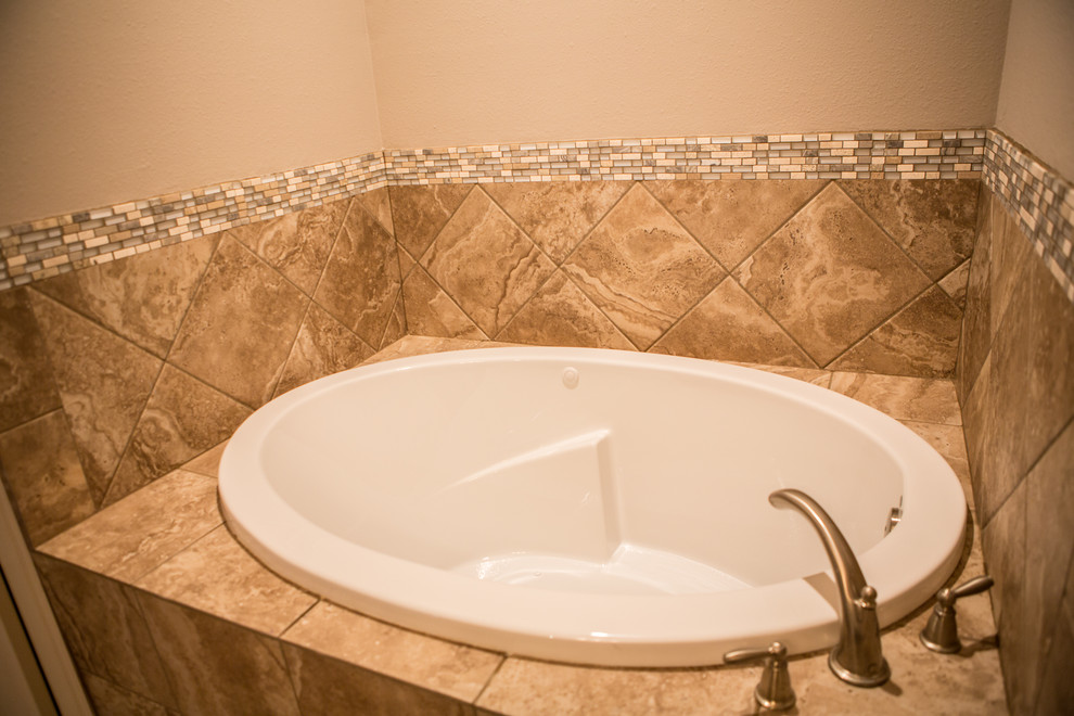 Example of a mountain style home design design in Houston