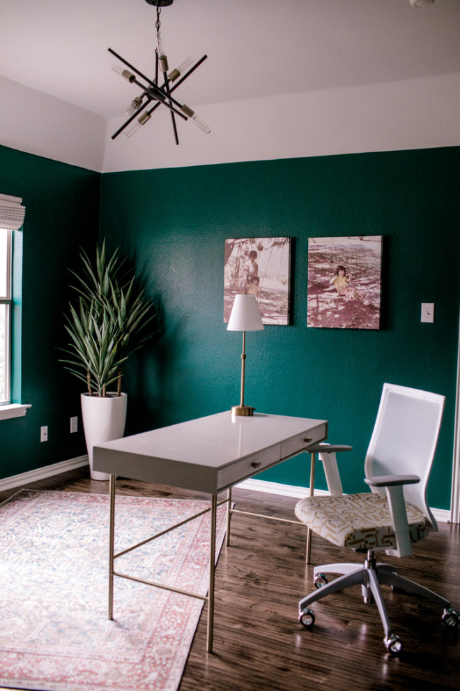 Esempio di uno studio minimalista di medie dimensioni con pareti verdi e parquet scuro