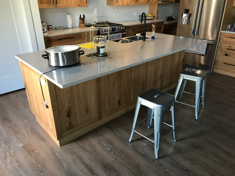 Example of a transitional kitchen design in Toronto