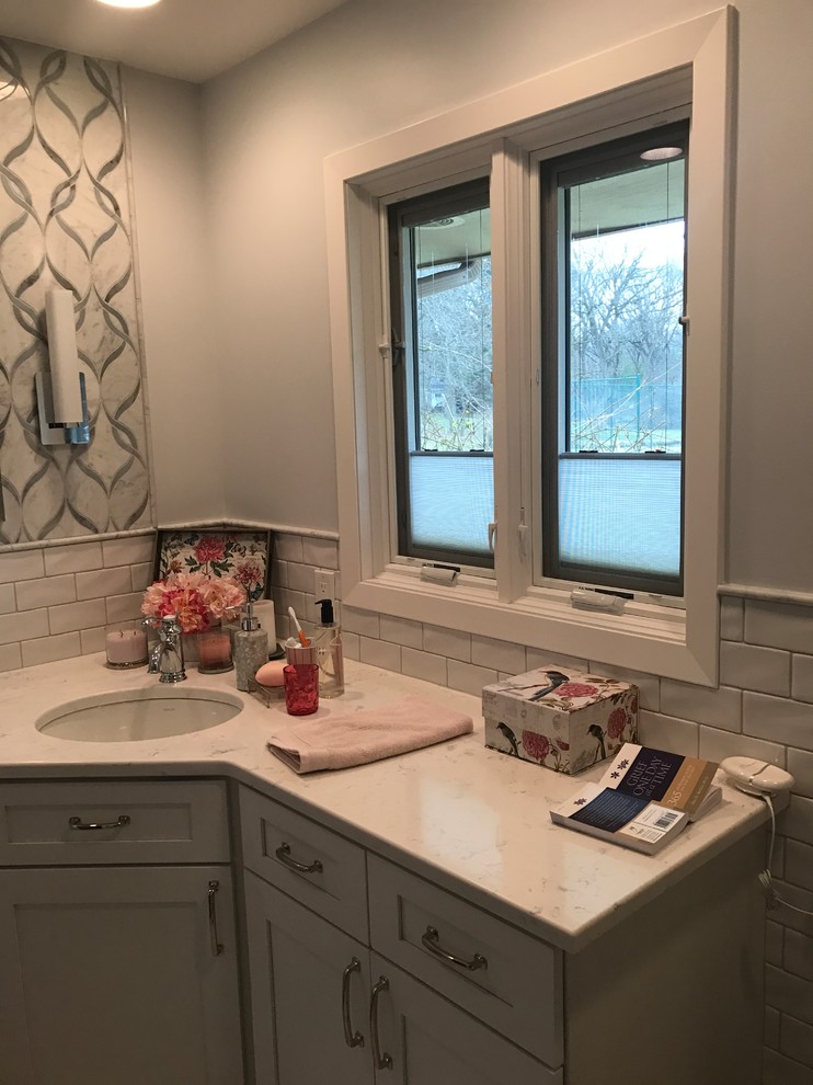 Transitional bathroom photo in Chicago